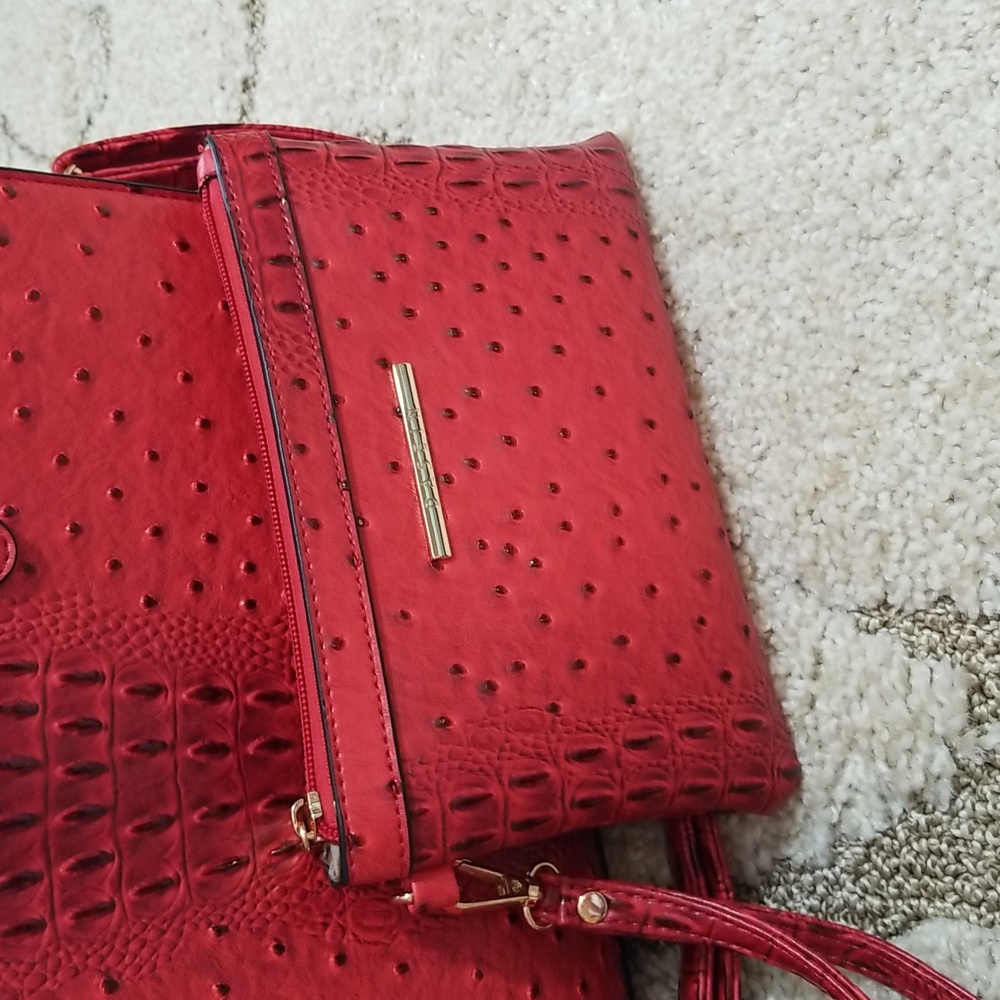 ⛔️SOLD⛔️NWOT Red tote bag in faux ostrich with matching clutch & dust bag - Picture 5 of 16